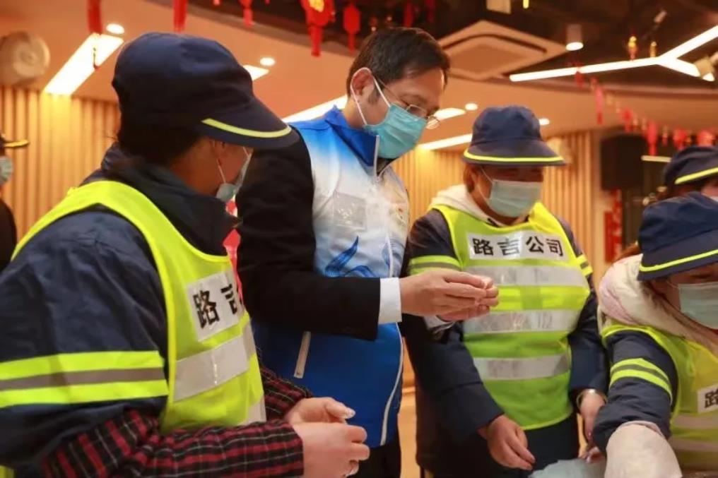 黄蜂会长与环卫工人一同包饺子